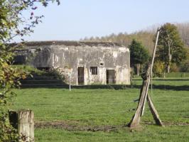 Ligne Maginot - B360 - CUL DU FOUR OUEST - (Blockhaus pour canon) - Vu du chemin de terre longeant la ferme.