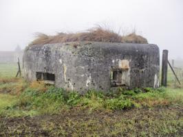 Ligne Maginot - B352 - LANNAY NORD - (Blockhaus pour canon) - Blockhaus situé à cheval dans un pré et dans un champ cultivé.