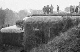 Ligne Maginot - MONT DES WELCHES - A21 - (Ouvrage d'artillerie) - Bloc 4
Un groupe de journalistes accompagnés par un militaire leur indiquant la direction de l'Allemagne. Photo prise le 19 octobre 1939