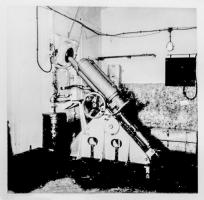 Ligne Maginot - Ouvrage d'artillerie du MONT des WELCHES - Bloc 4
Le mortier droite 
Au fond contre le mur, la caisse verticale contient le canon de rechange, les deux caisses au sol, l'outillage spécifique.
Extrait de 'Beschreibung des 81-mm Flugelminenwerfer im Kasematte'
Origine NARA