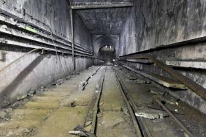 Ligne Maginot - MONT DES WELCHES - A21 - (Ouvrage d'artillerie) - Entrée  munitions 
Le plan incliné
Noter la suie résultant de la combustion des câbles lors des opérations de ferraillage.