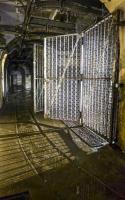 Ligne Maginot - Ouvrage d'artillerie du MONT des WELCHES - Bloc 4
Les dessous du bloc
La grille d'accès de l'une des alvéoles du magasin M2 du bloc avec en partie haute le réseau de monorail aérien Tourtelier