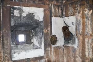 Ligne Maginot - 85 - HASELBERG - (Casemate d'infanterie - double) - Chambre de tir antichar nord-est
A gauche le créneau pour FM et sa goulotte d’évacuation des douilles. A droite la goulotte à grenades.