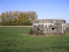Ligne Maginot - BEF 434 - LANDAS Sud (Blockhaus pour arme infanterie) - Situé dans son environnement.
A l'arrière, blockhaus Landas nord situé dans le bosquet