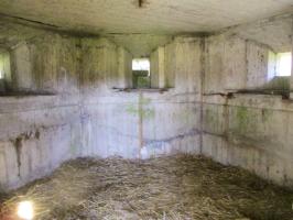 Ligne Maginot - BEF 504 - FLAGONIER CENTRE - (Blockhaus pour arme infanterie) - Intérieur du blockhaus.
Sert d'abri pour les volailles.