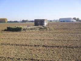Ligne Maginot - BEF 577 - L'EPINOI 2 - (Blockhaus pour arme infanterie) - Situé dans son environnement.
A l'arrière, présence du blockhaus l'Epinoi 3.