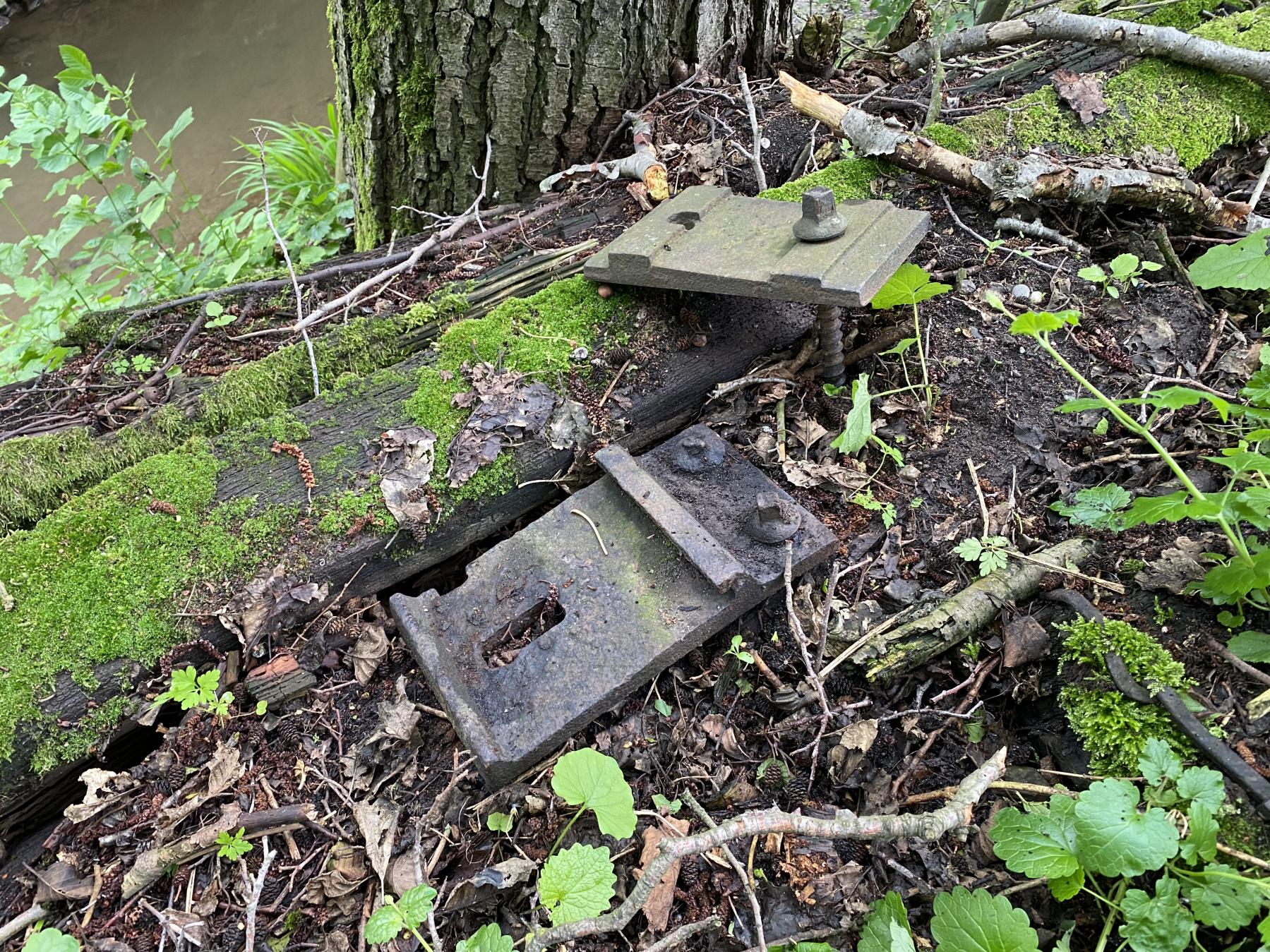Ligne Maginot - VF60 - ANTENNE DE L'OUVRAGE DE SCHOENENBOURG - (RESEAU - Voie 60 - Antenne ou rocade ferroviaire) - 18 - PONT sur le WITSENBAECHEL
Des traverse avec des semelles pour voies et aiguilles de 60 entreposées coté Soultz laissent supposer que l'évitement était de ce coté du pont
 - Pascal Lambert