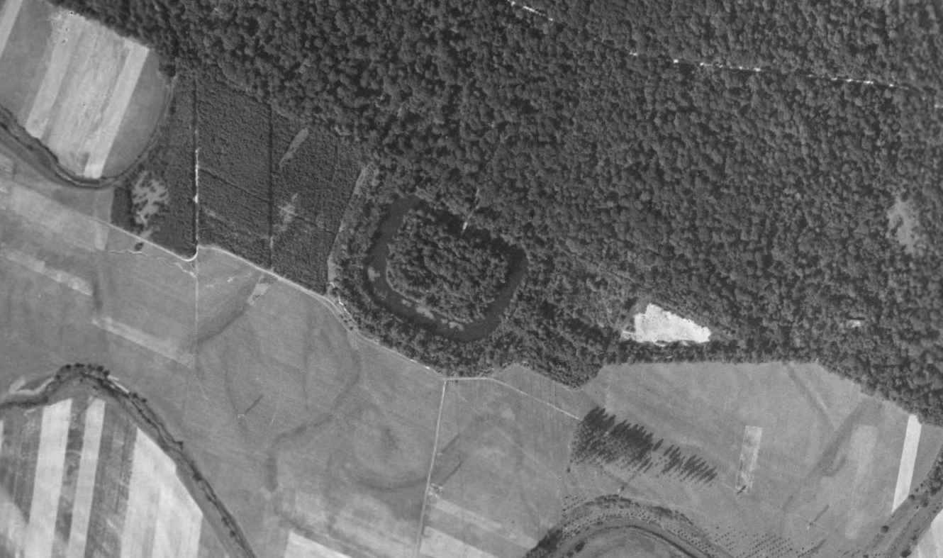 Ligne Maginot - UHRICH - HOCHE (1° BON 237° RI) - (PC de Sous-Quartier) - L'ouvrage Werder-Schwartzhoff (Uhrich-Hoche) sur une photo IGN de 1949. A droite, on devine la batterie n°39 sous les arbres. Dans le prolongement, la digue de protection et l'abri à munitions M 72 qui est en partie visible - IGN - Géoportail 1949