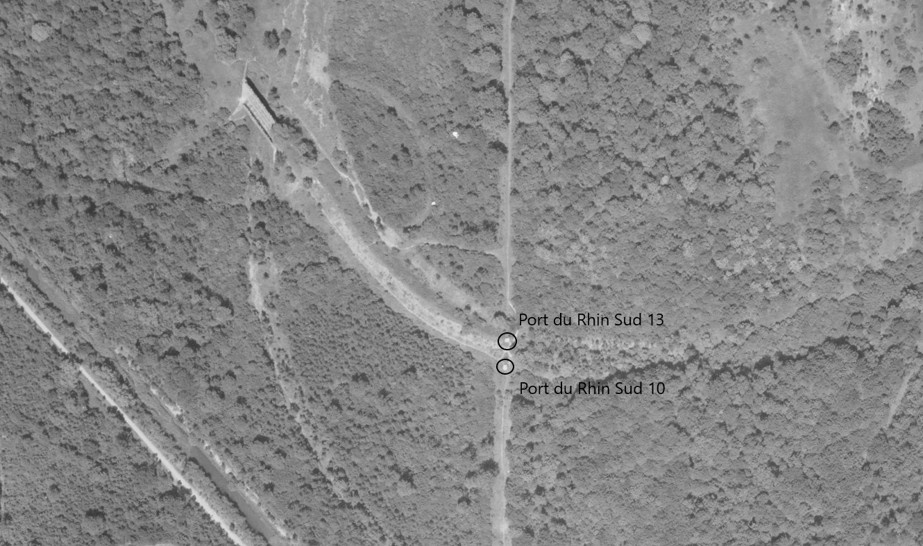 Ligne Maginot - Les blockhaus Port du Rhin Sud 13 et 10 - Les blockhaus Port du Rhin Sud 13 et 10
Le remblais de la voie ferrée et nettement visible - IGN - Géoportail 1950