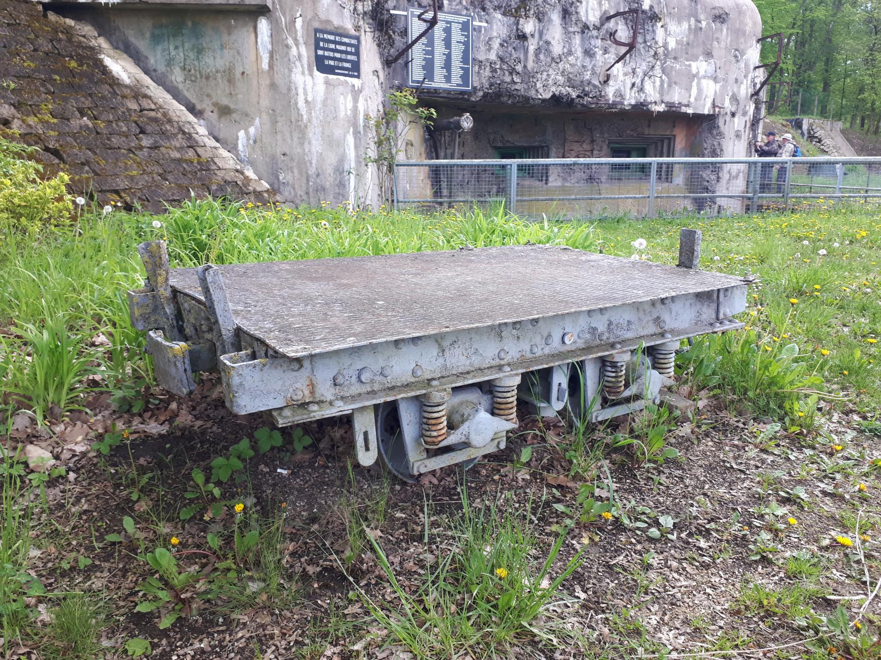 Ligne Maginot - BAMBESCH - A35 - (Ouvrage d'infanterie) - Wagonnet (type sud-est allégé) de voie de 60 exposé devant le bloc 3 - Gregory Fuchs