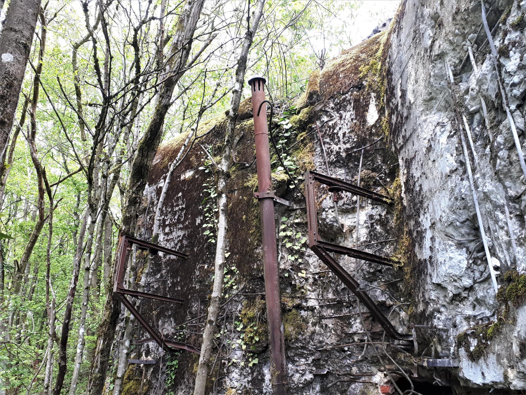 Ligne Maginot - KERFENT - A34 - (Ouvrage d'infanterie) - Bloc 2
Cheminée et support de l'antenne TSF - Gregory Fuchs