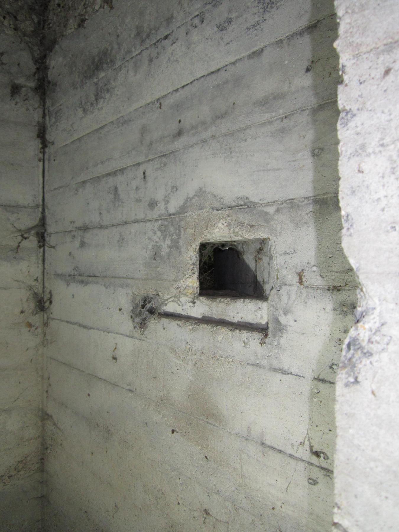 Ligne Maginot - 301B - PORT DU RHIN SUD 34 - (Blockhaus pour arme infanterie) - Créneau de défense rapprochée - Les Gardiens du Rhin