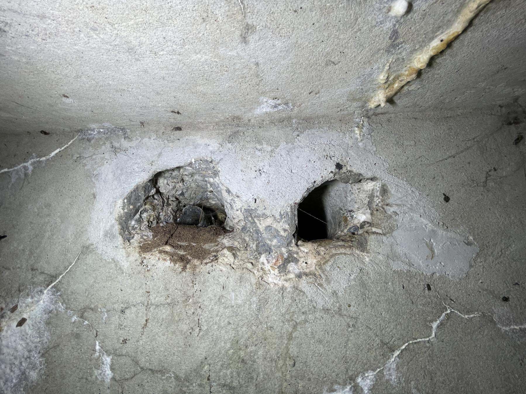 Ligne Maginot - UX1 - (Chambre de coupure) - Arrivée des câbles téléphoniques dans le local - DK_Antoine4