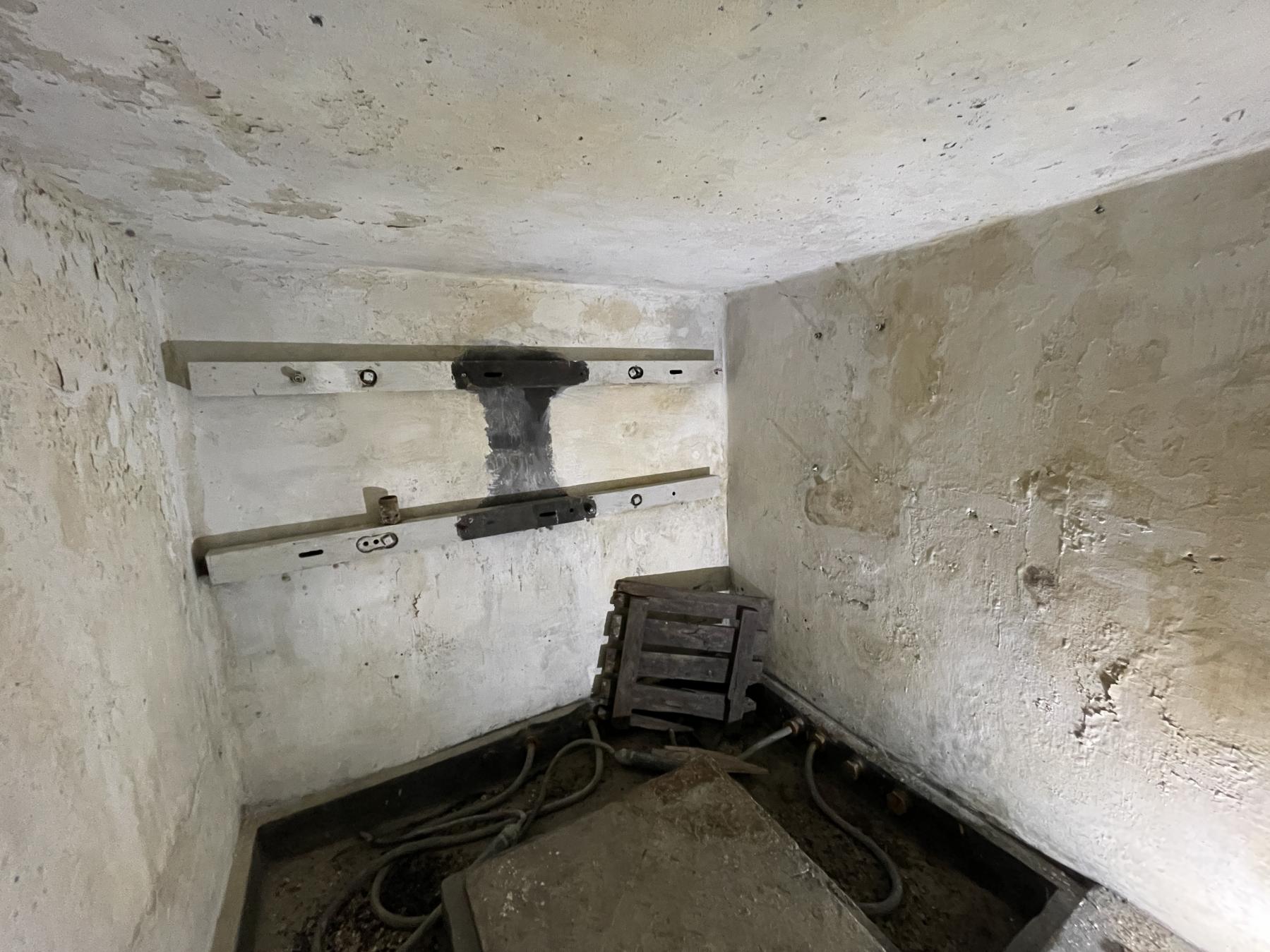 Ligne Maginot - B01 - (Chambre de coupure) - L'intérieur du local téléphonique, vide - DK_Antoine4