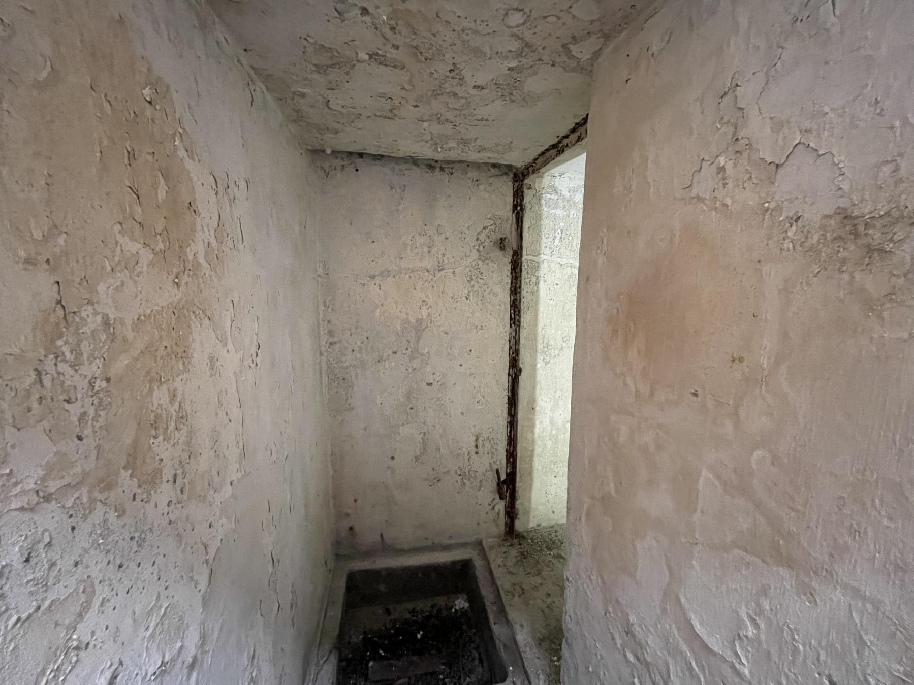 Ligne Maginot - B01 - (Chambre de coupure) - L'accès au local, notez l'absence de porte métallique - DK_Antoine4