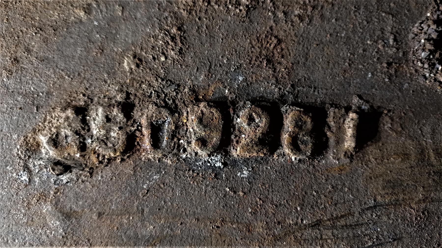 Ligne Maginot - HOFFEN - (Abri) - Marquage sur un des deux bâtis des groupes électrogènes de l'usine  - Baptiste GAUDIN