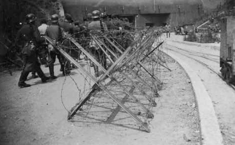 Ligne Maginot - MOLVANGE - A9 - (Ouvrage d'artillerie) - Vue de l'entrée des munitions sans doute prise en juin 1940 après la remise des clés aux Allemands que l'on voit défiler sur la gauche - inconnu