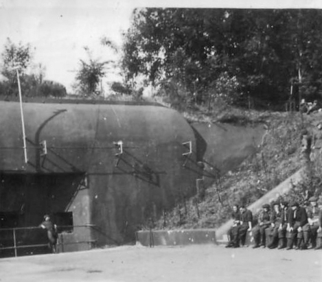 Ligne Maginot - MOLVANGE - A9 - (Ouvrage d'artillerie) - Vue de l'entrée des munitions sans doute prise en juin 1940 après la remise des clés aux Allemands. - inconnu
