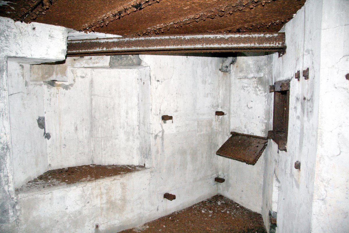 Ligne Maginot - TRAUTBACH OUEST - (Blockhaus pour arme infanterie) - Chambre de tir Est
Noter la disposition du créneau et du bi-rail ainsi que la niche dans le mur opposé - Alain Perouffe