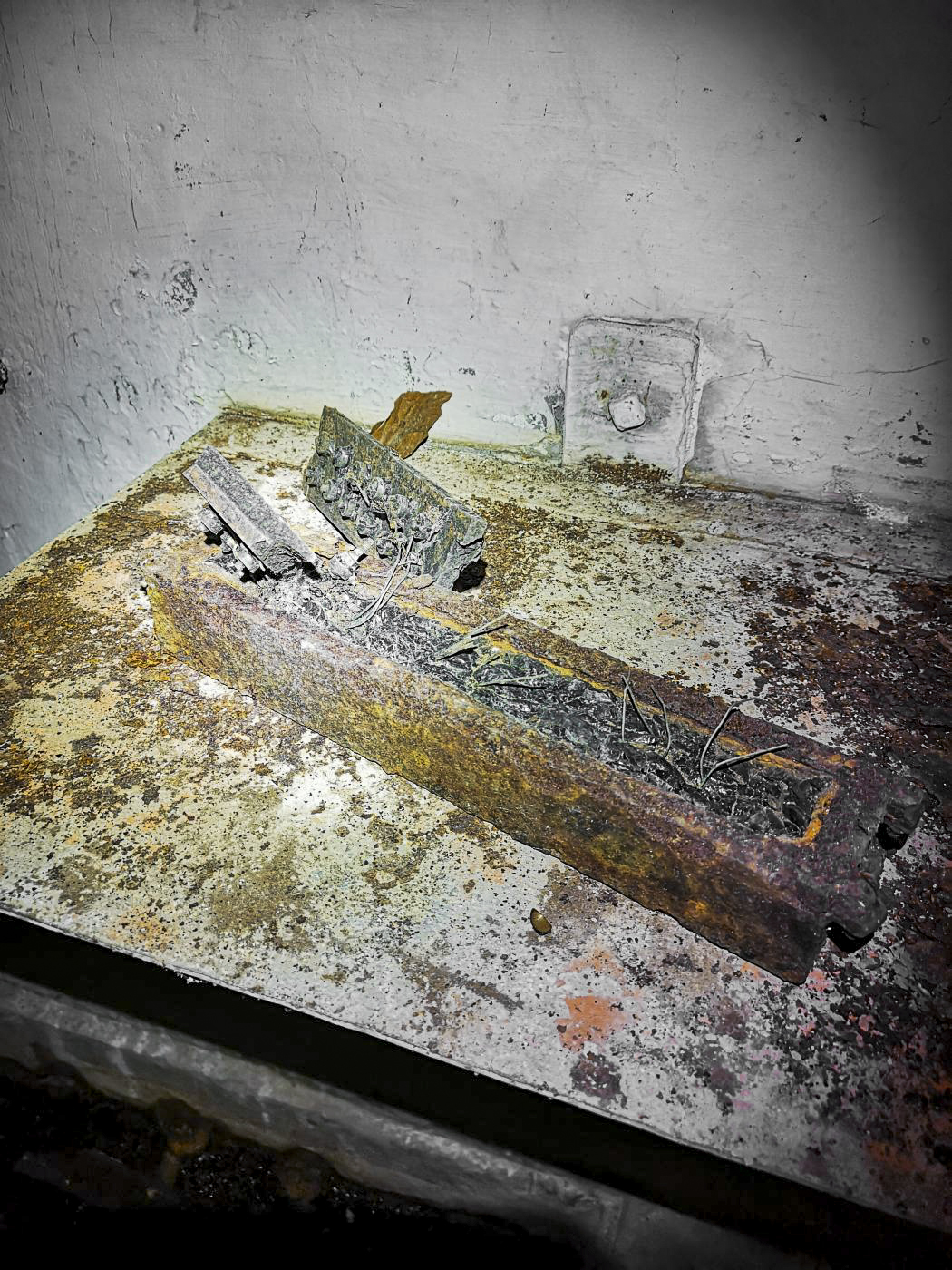 Ligne Maginot - B11 - (Chambre de coupure) - Présence d'un élément rouillé sur la tablette. Il s'agit du boitier de connexion pour les lignes de campagne initialement inséré dans le montant de la trappe d'accès - DK_Antoine4