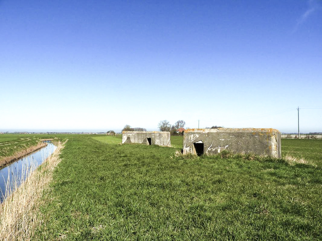 Ligne Maginot - B50 - MOULIN DU RHIN 3 - (Blockhaus pour arme infanterie) - B50 en arrière, B51 au premier plan - JMBrams