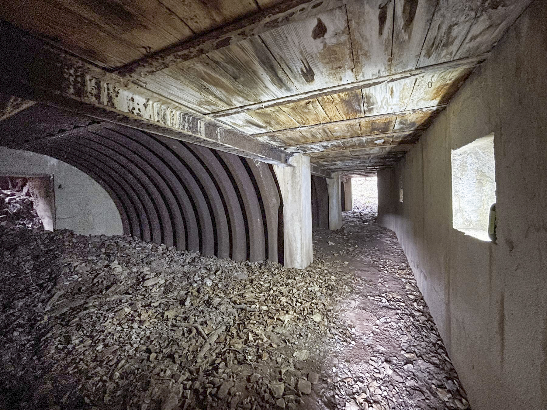 Ligne Maginot - HERRENWALD - ( III - 153° RIF ) - (PC de Quartier) - Le couloir principal avec les 3 alvéoles. Notez le plafond en bois. - DK_Antoine4