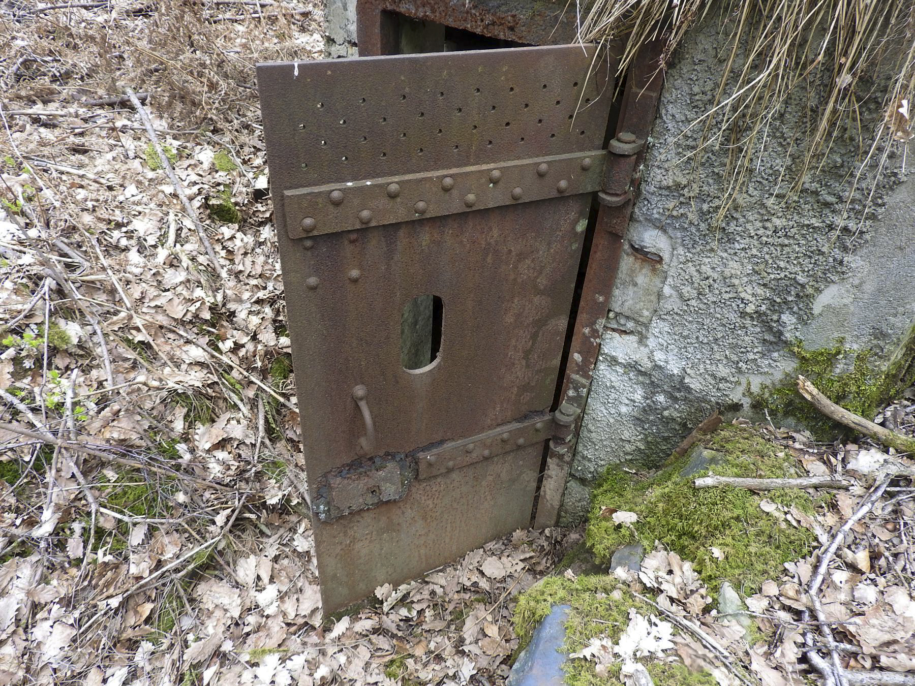 Ligne Maginot - HARDT 1 - (Blockhaus pour arme infanterie) - L'entrée avec sa porte blindée - STENGER Mathieu