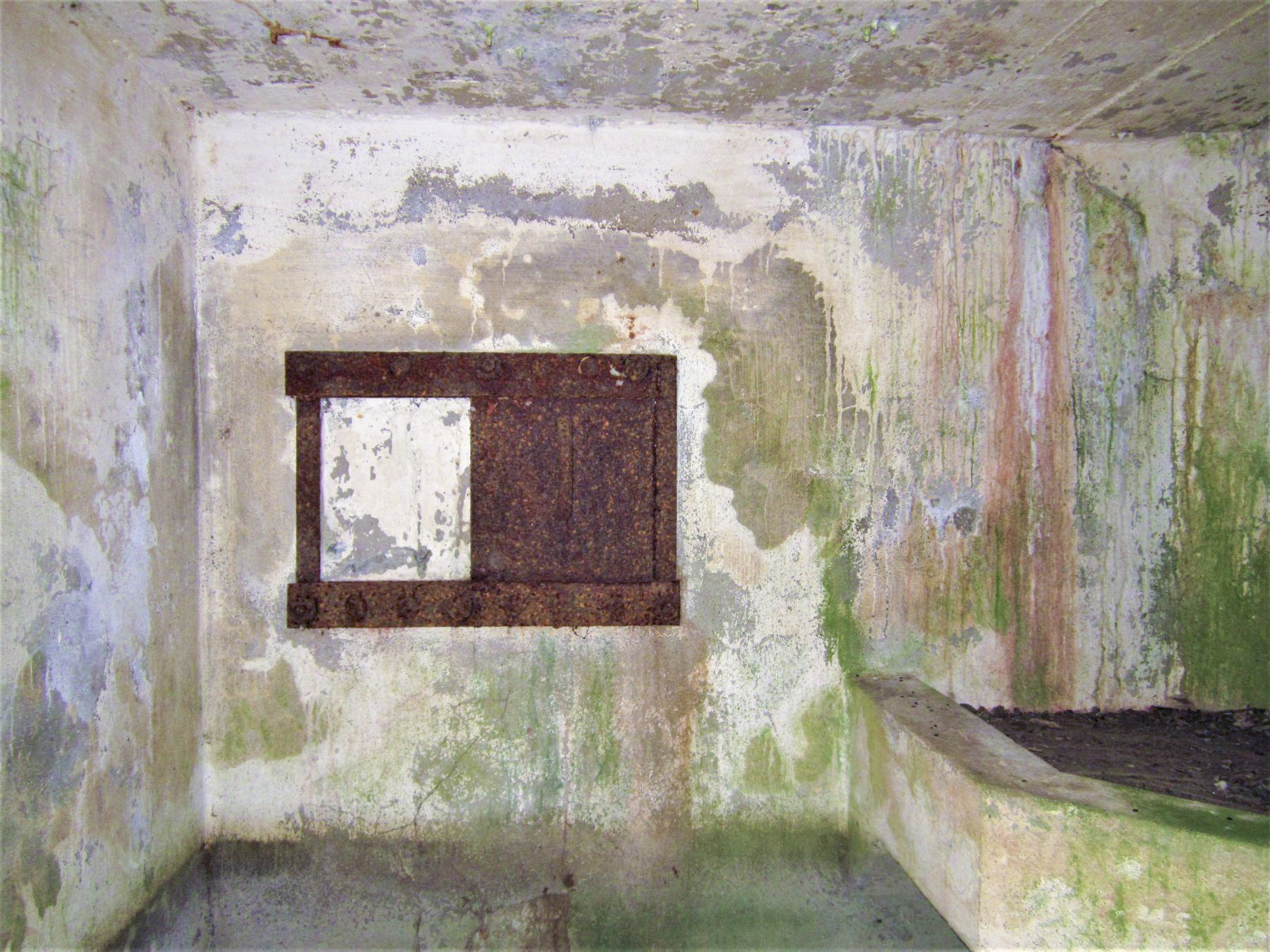 Ligne Maginot - HARDT 2 - (Blockhaus pour arme infanterie) - Créneau gauche - Gregory Fuchs