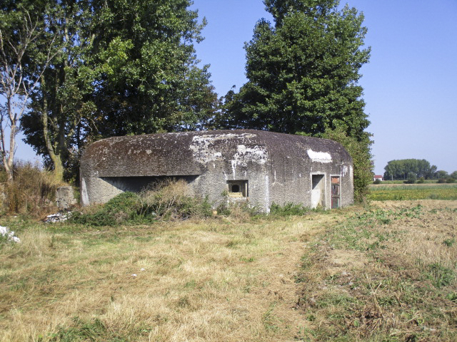 Ligne Maginot - B228 - Le RABOT (Blockhaus pour canon) - Visible du chemin de terre longeant la Becque de Biestel et le chemin du Rabot. - Smardz Félix