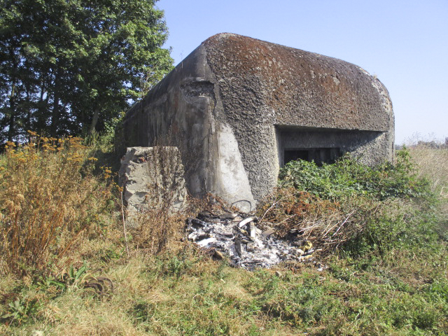 Ligne Maginot - B228 - Le RABOT (Blockhaus pour canon) - Visible du chemin de terre longeant la Becque de Biestel et le chemin du Rabot. - Smardz Félix