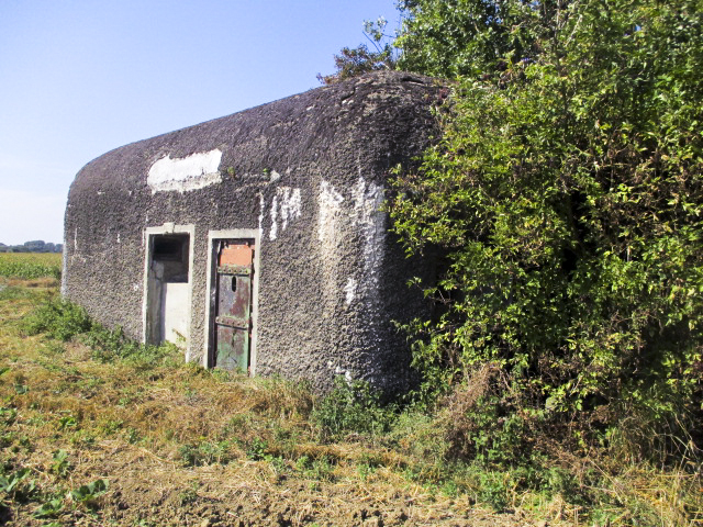 Ligne Maginot - B228 - Le RABOT (Blockhaus pour canon) - Visible du chemin de terre longeant la Becque de Biestel et le chemin du Rabot. - Smardz Félix