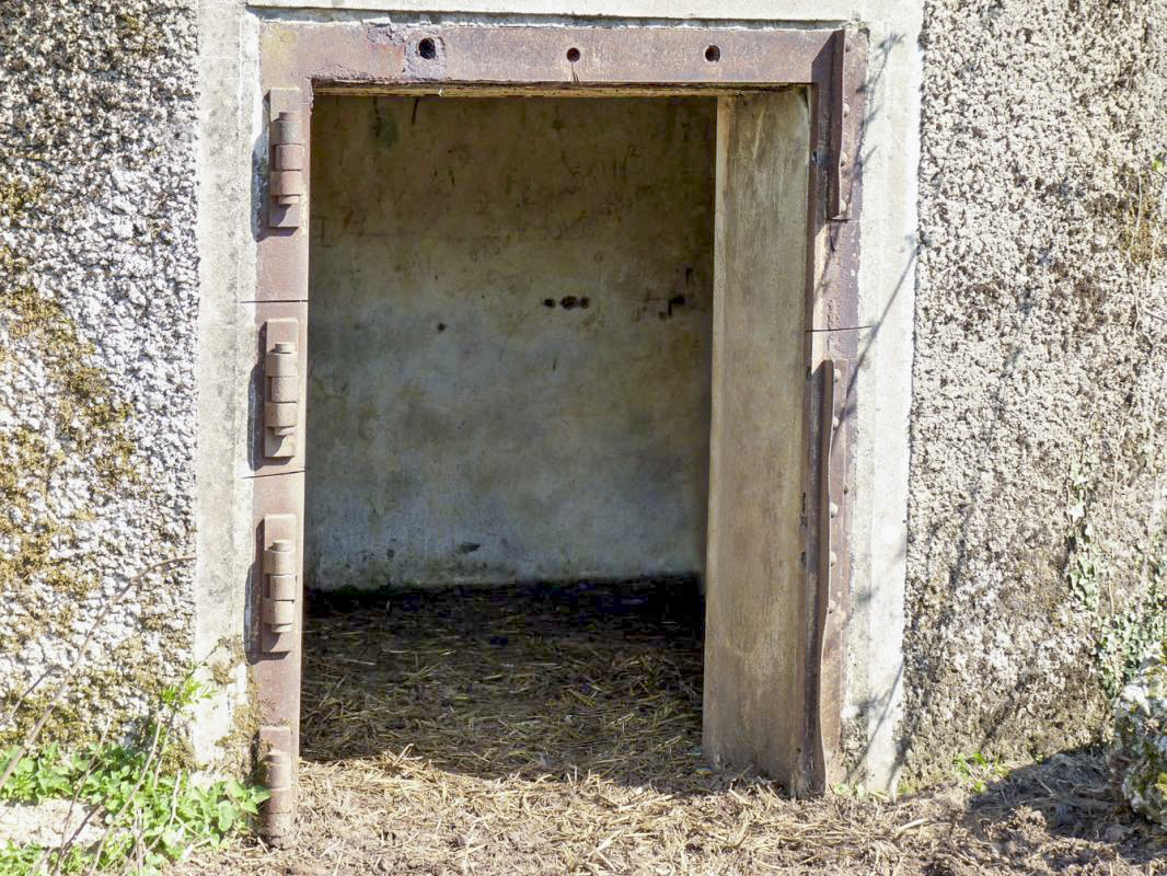 Ligne Maginot - B170 - VLENINKHOF EST - (Blockhaus pour canon) - Aucune trace de créneau FM n'a été constatée. Peut-être était-il intégré à la porte - JMBrams