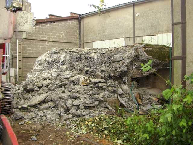 Ligne Maginot - B214 - CIMETIERE (Blockhaus pour canon) - La démolition est en cours - J-L. AUBLET et S. MAINGUIN