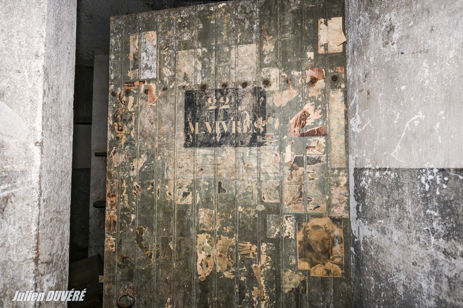 Ligne Maginot - RIPPERT - X13 (QUARTIER KARRE - II/168°RIF) - (Abri) - La porte du magasin aux vivres, sur laquelle sont apposés des pages de magazines d'époque. - Julien DUVÉRÉ