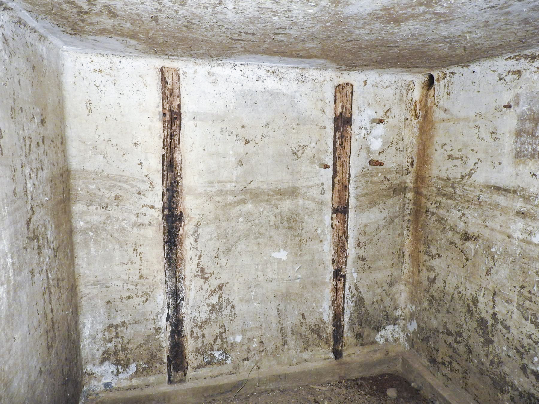 Ligne Maginot - E2 - (Chambre de coupure) - Emplacement des répartiteurs téléphoniques
Dans le coin en haut à droite, le conduit pour entrée de câbles supplémentaires - STENGER Mathieu