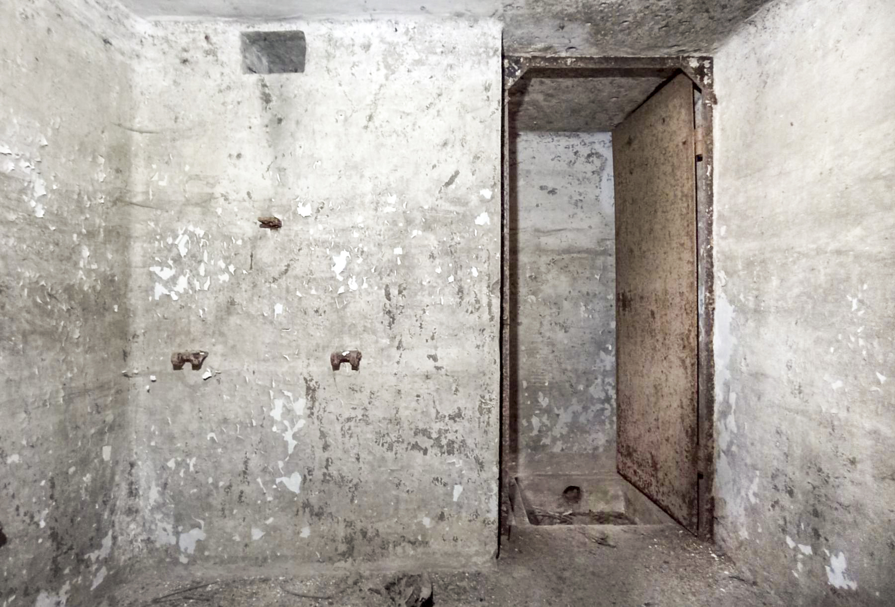 Ligne Maginot - E2 - (Chambre de coupure) - A gauche les charnières de la tablette rabattable, à droite l'entrée de la chambre - Baptiste GAUDIN
