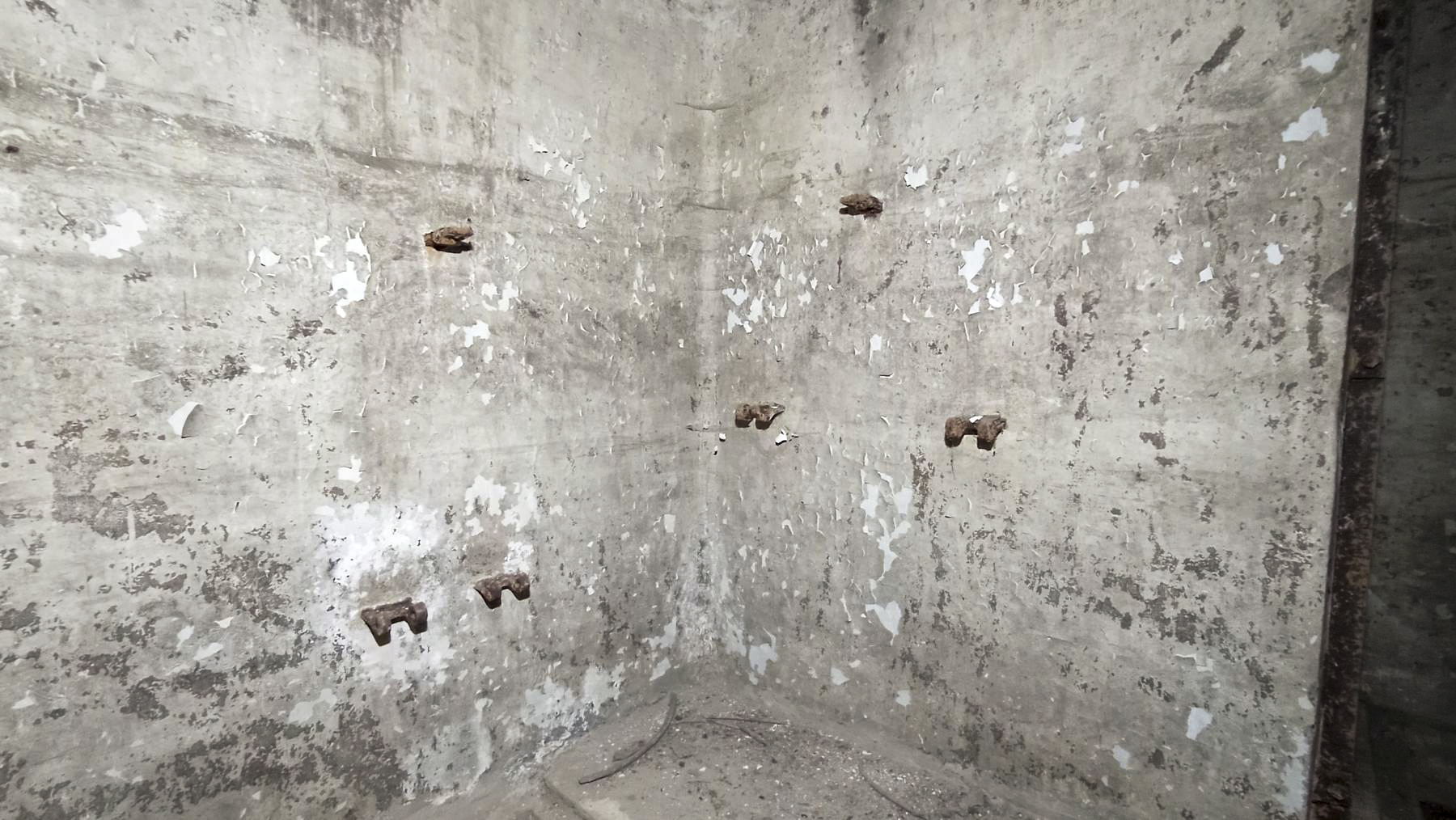 Ligne Maginot - E2 - (Chambre de coupure) - Reste des charnières de la tablette et du banc rabattable - Baptiste GAUDIN