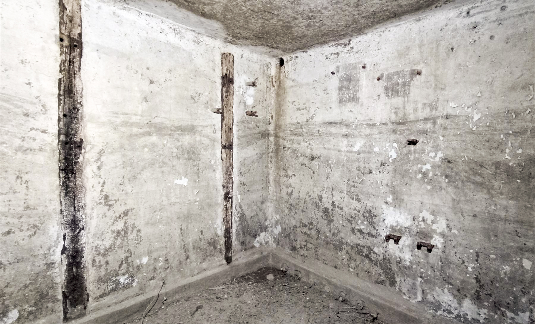 Ligne Maginot - E2 - (Chambre de coupure) - Sur le mur gauche l'emplacement des répartiteurs téléphoniques. Sur le mur droit l'emplacement des boitiers de protection pour le raccordements aux lignes de campagne - Baptiste GAUDIN