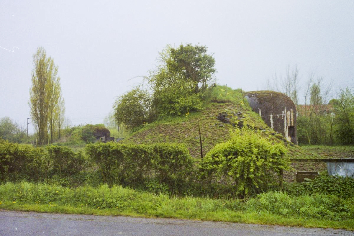 Ligne Maginot - B220 - LA CRECHE - (Blockhaus pour canon) - B220 avec B221 derrière à gauche. - R Tucker