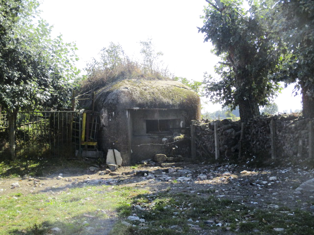 Ligne Maginot - B230 - Les TROIS ROIS (Blockhaus pour canon) - Visible de la D 933 - Rue de Bailleul. - Smardz Félix