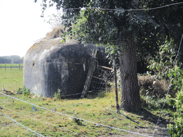 Ligne Maginot - B230 - Les TROIS ROIS (Blockhaus pour canon) - Visible de la D 933 - Rue de Bailleul. - Smardz Félix