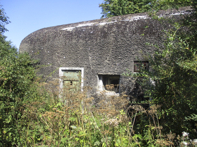 Ligne Maginot - B227 - STATION de STEENWERCK (Blockhaus pour canon) - Visible du sentier piétonnier longeant la voie ferrée Lille Calais - Smardz Félix