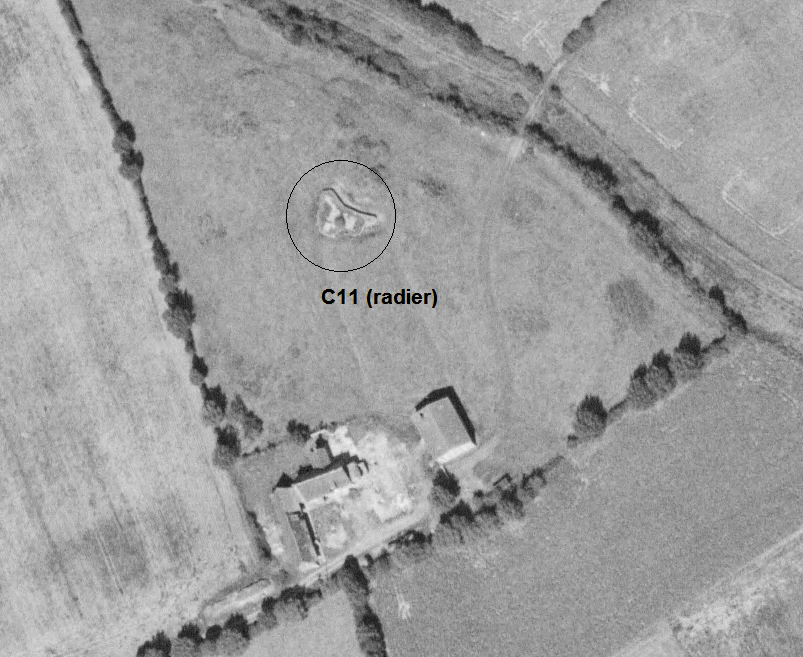 Ligne Maginot - C11 - KEYSELAERE SUD - (Blockhaus lourd type STG / STG-FCR - Double) - Le radier du blockhaus est parfaitement visible sur cette photo aérienne de 1990. Depuis il a été envahi par la végétation - IGN - Géoportail 1990