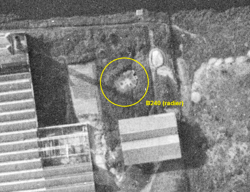 Ligne Maginot - B240 - HOCART (Blockhaus pour canon) - On aperçoit assez distinctement le radier du blockhaus. - IGN - Géoportail 1951