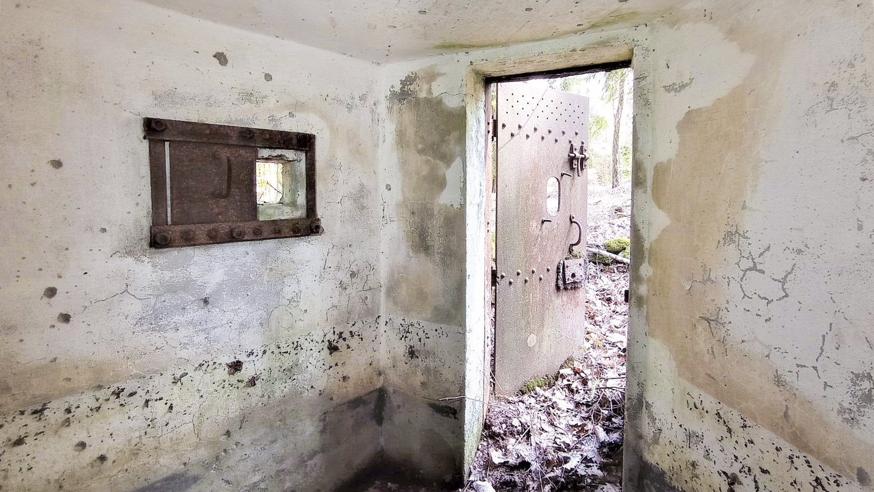 Ligne Maginot - HARDT 1 - (Blockhaus pour arme infanterie) - Créneau latéral droit et entrée vue de l'intérieur - Baptiste GAUDIN