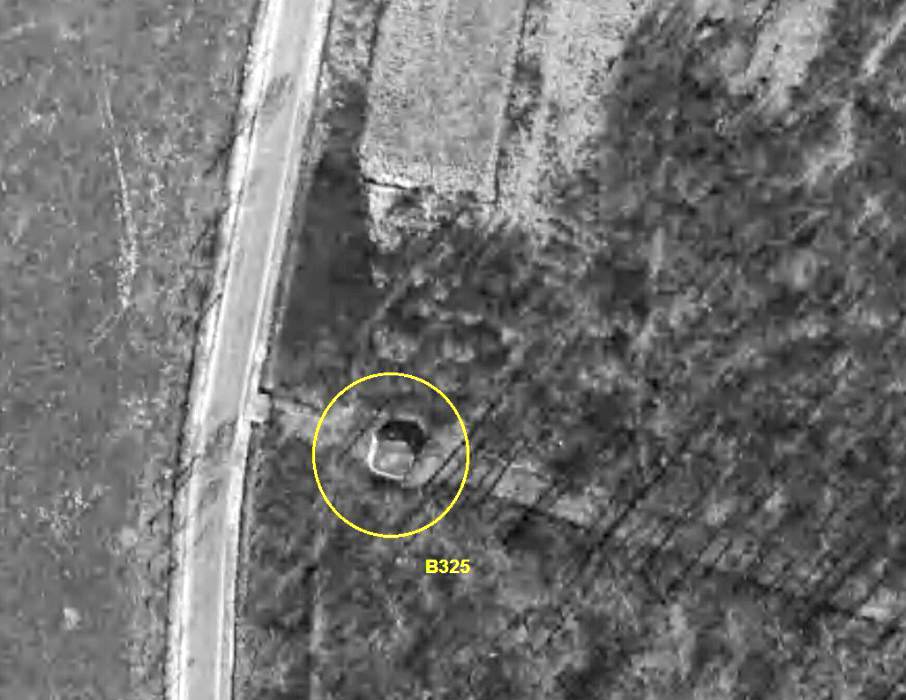 Ligne Maginot - BEF 301 - BOIS de la TASSONNIERE (Blockhaus pour canon) - La photo aérienne de 1965 montre un bloc plus carré qu'un 1e RM type G. - IGN - Géoportail 1965
