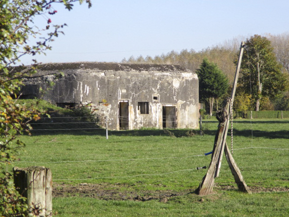 Ligne Maginot - B360 - CUL DU FOUR OUEST - (Blockhaus pour canon) - Vu du chemin de terre longeant la ferme. - Smardz Félix