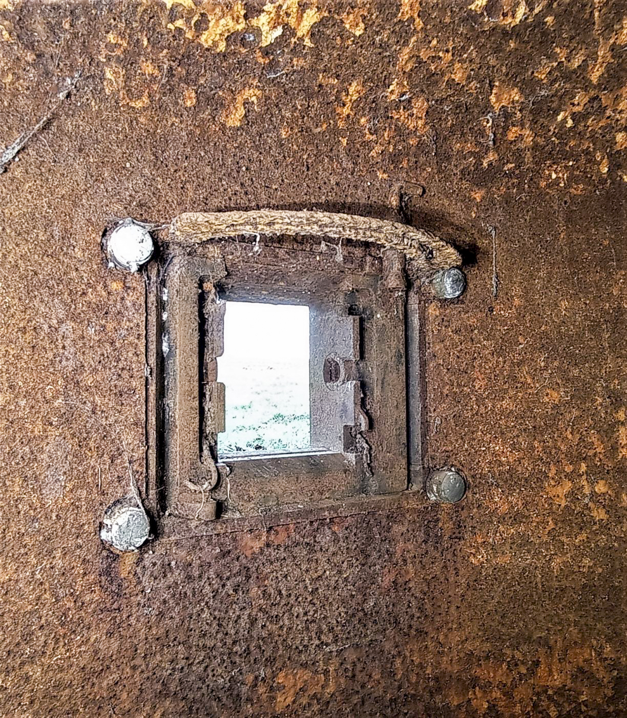 Ligne Maginot - BUCHHOLZBERG (I / 79° RIF) - (Abri) - Un des cinq créneaux de la cloche GFM Ouest avec le reste de son système de pointage pour FM - Baptiste GAUDIN