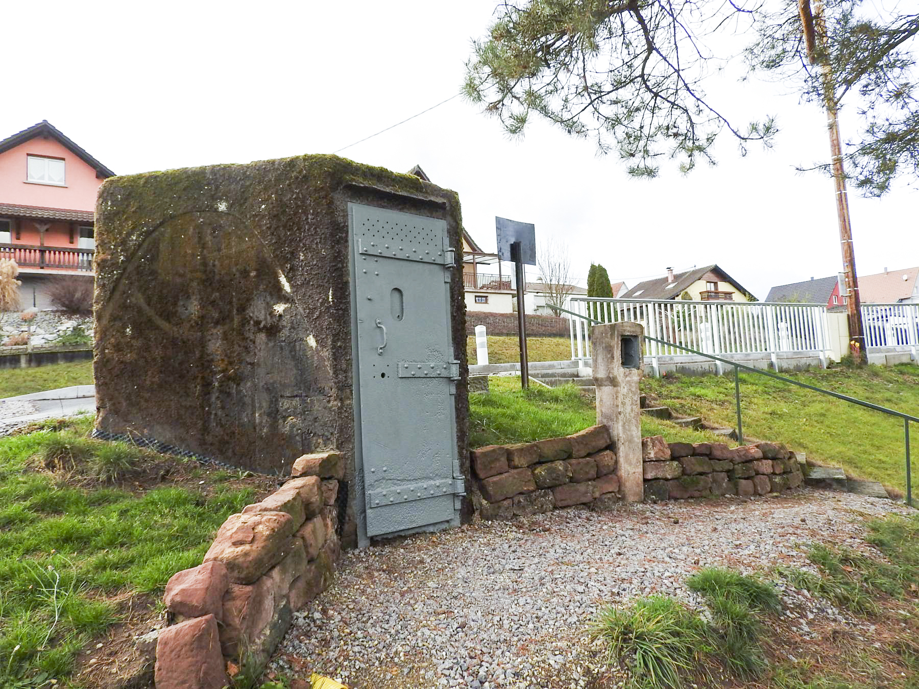 Ligne Maginot - FM82 - FINSTERTHAL 1 - (Blockhaus pour arme infanterie) - Le blockhaus à son nouvel emplacement devant la casemate Dambach Nord - STENGER Mathieu