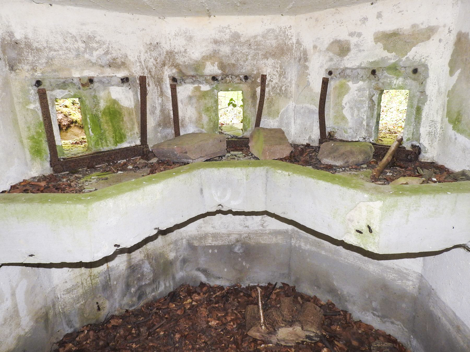 Ligne Maginot - FM27 - TRAUTBACH 3 - (Blockhaus pour arme infanterie) - Les créneaux frontaux avec tablette de tir pour FM - STENGER Mathieu